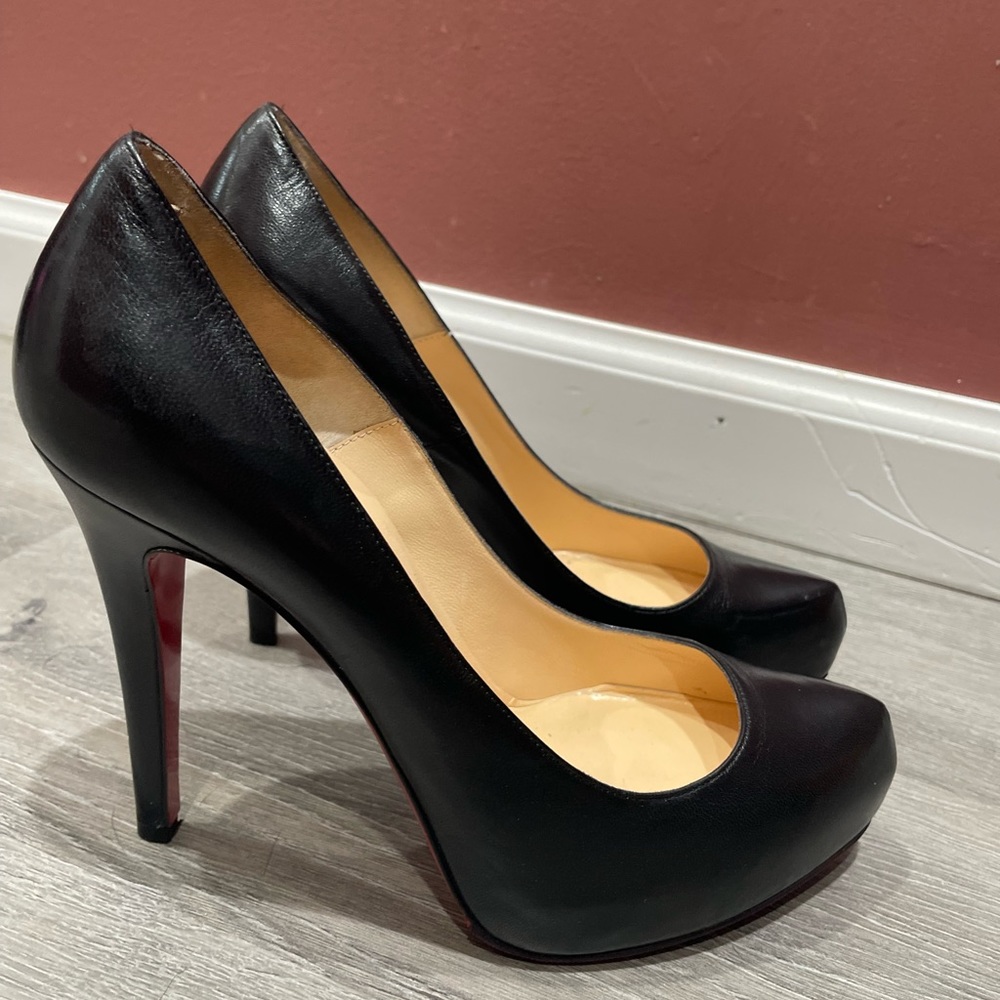 Louis Vuitton Shoes. Red bottom size 7,5 women. Only worn indoor once. Like new